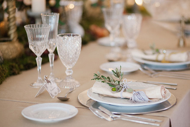 свадьба в испанском замке, декор праздничного ужина, декор салфеток, рассадочные карточки