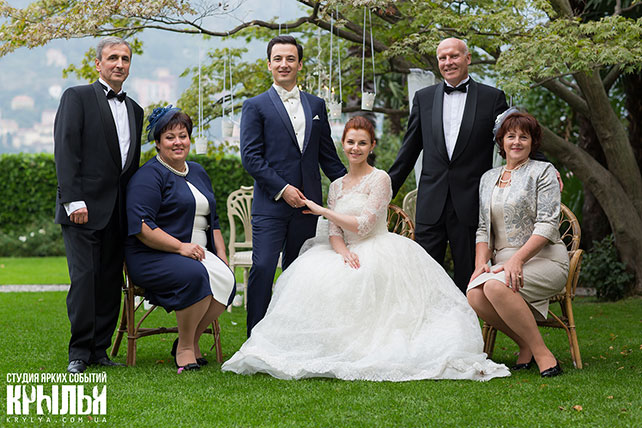 свадьба в Италии, жених и невеста с родителями