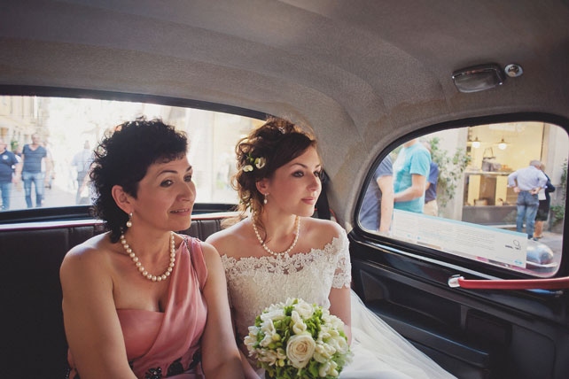 Свадьба в Италии, невеста с мамой в машине