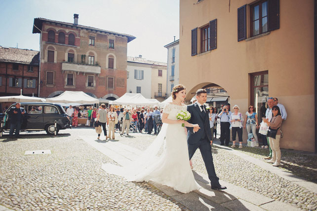 Свадьба в Италии, невеста и жених на городских улицах