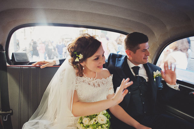 Свадьба в Италии, жених и невеста в машине