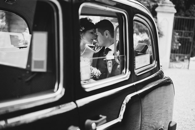 Свадьба в Италии, жених и невеста в ретро автомобиле