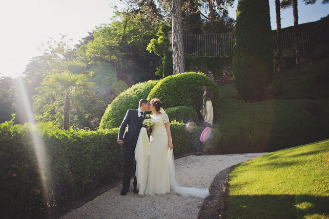 Свадьба в Италии, невеста и жених в парке на берегу моря