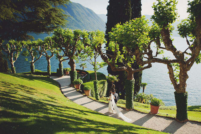 Свадьба в Италии, невеста и жених в парке на берегу моря