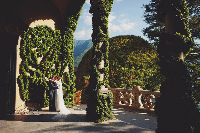 Свадьба в Италии, невеста и жених на террасе