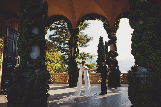 Свадьба в Италии, невеста и жених на террасе