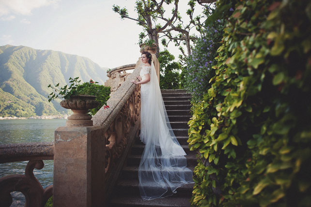 Свадьба в Италии, невеста на лестнице в парке