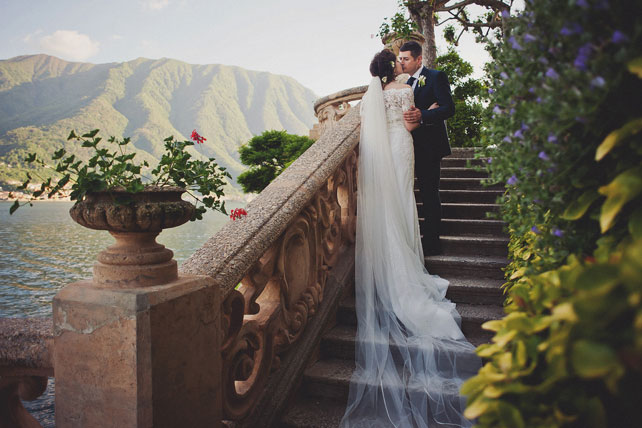Свадьба в Италии, жених и невеста на лестнице в парке
