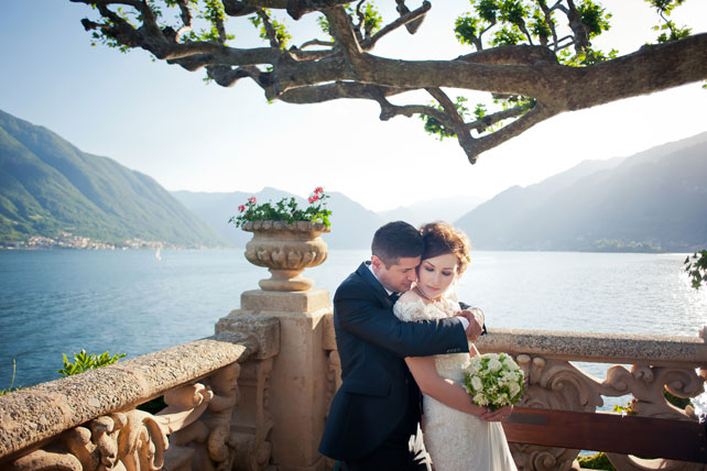 Свадьба в Италии, жених и невеста на фоне моря