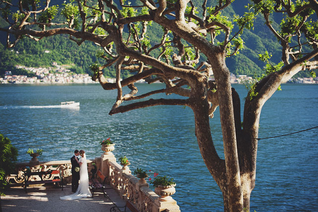 Свадьба в Италии, жених и невеста в парке у моря