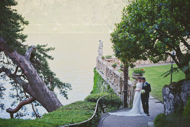 Свадьба в Италии, жених и невеста в парке у моря