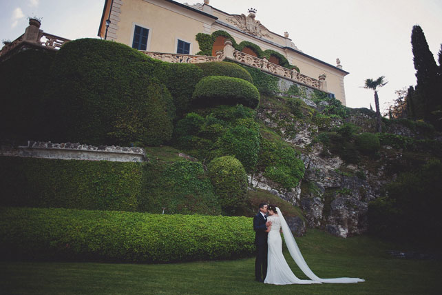 Свадьба в Италии, жених и невеста в парке
