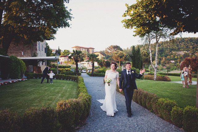 Свадьба в Италии, жених и невеста в парке