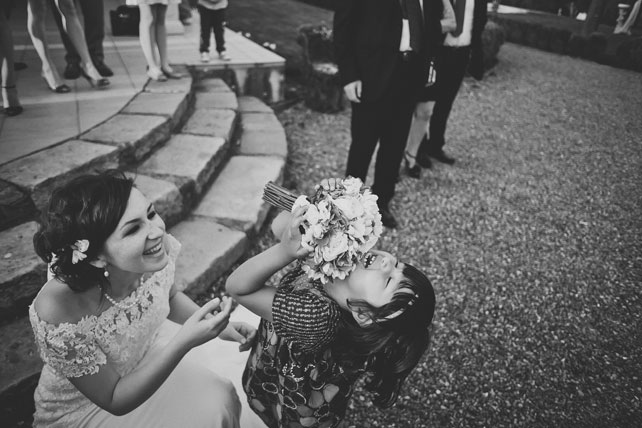 Свадьба в Италии, невеста с маленькой девочкой