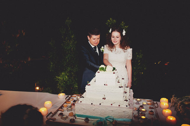 Свадьба в Италии, невеста и жених разрезают свадебный торт