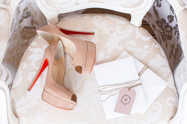 Свадьба Александра и Александры в итальянском стиле, туфли невесты, приглашение