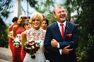свадьба в оранжерее, отец ведет невесту к алтарю