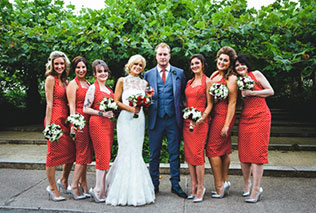 свадьба в оранжерее, жених и невеста с подружками