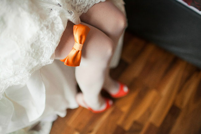 Свадьба в оранжевом цвете, подвязка невесты