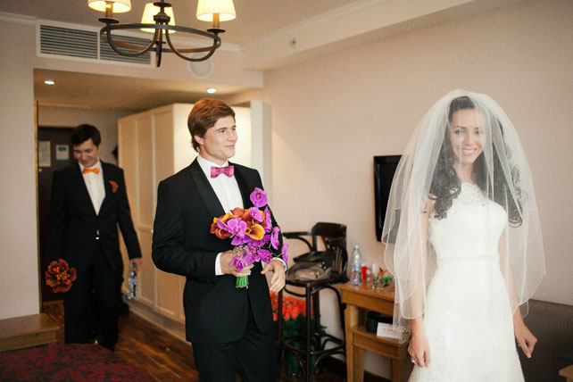 Свадьба в оранжевом цвете, встреча жениха и невесты