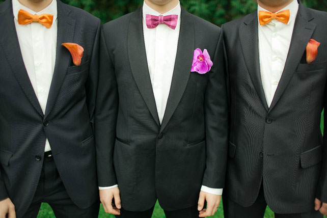 Свадьба в оранжевом цвете, бутоньерки и бабочки жениха и друзей