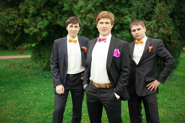 Свадьба в оранжевом цвете, жених с друзьями