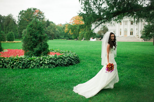 Свадьба в оранжевом цвете, невеста с букетом в парке