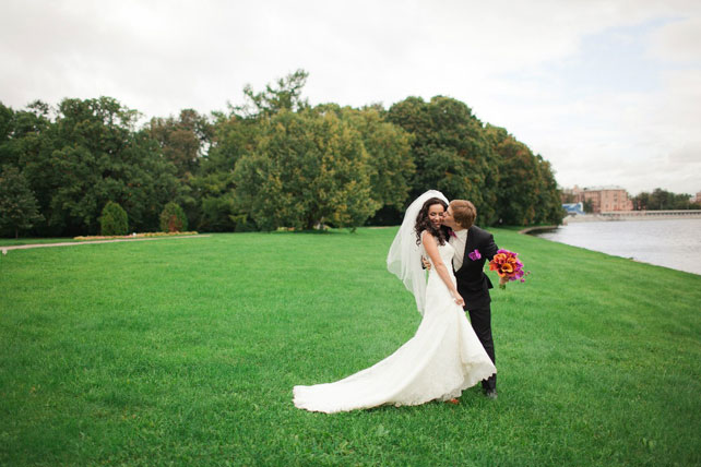 Свадьба в оранжевом цвете, жених и невеста в парке 