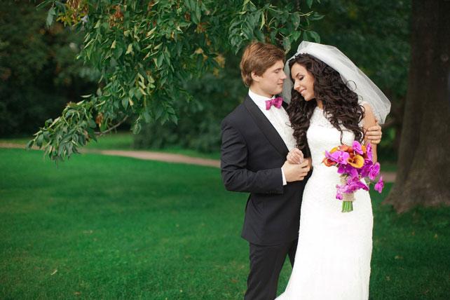 Свадьба в оранжевом цвете, жених и невеста в парке