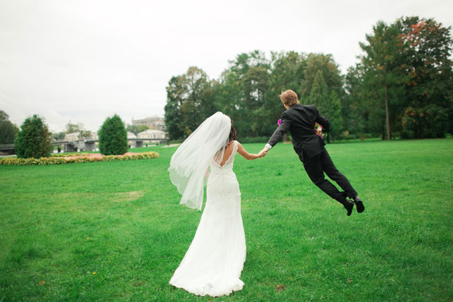 Свадьба в оранжевом цвете, жених и невеста в парке