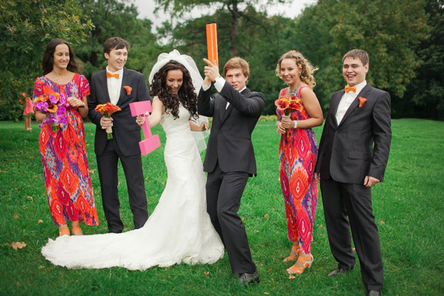Свадьба в оранжевом цвете, жених и невеста с друзьями