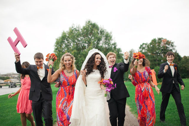 Свадьба в оранжевом цвете, жених и невеста с друзьями