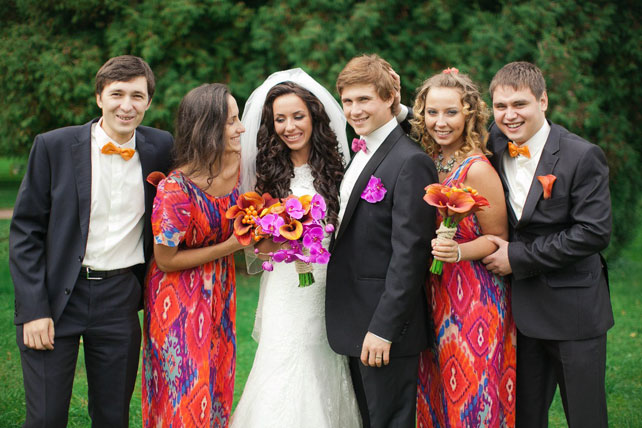 Свадьба в оранжевом цвете, жених и невеста с друзьями