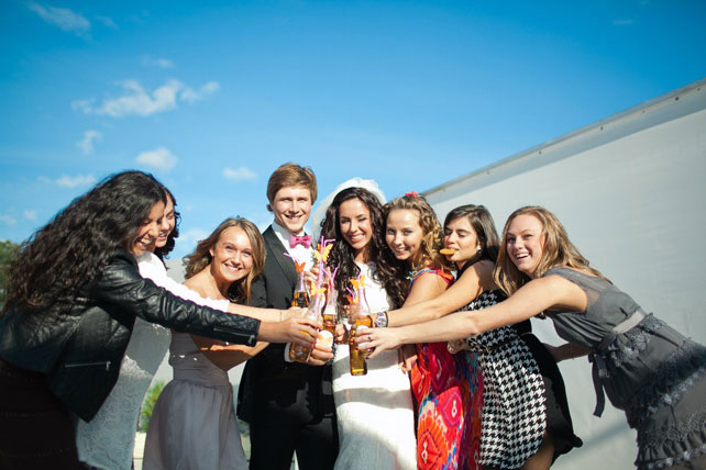 Свадьба в оранжевом цвете, жених и невеста с друзьями