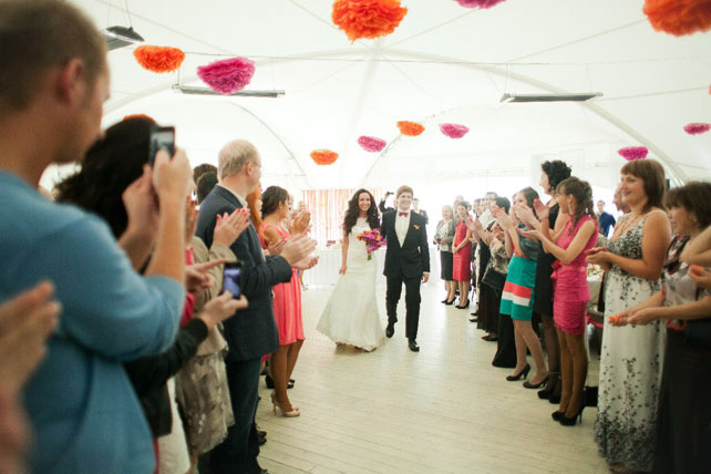 Свадьба в оранжевом цвете, встреча молодоженов