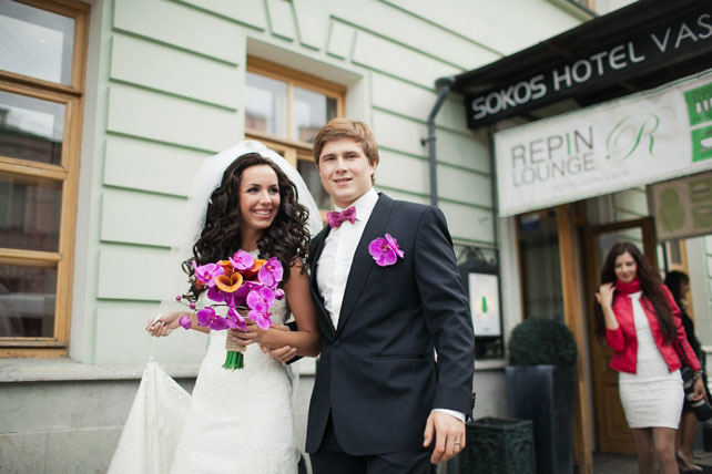 Свадьба в оранжевом цвете, прогулка молодоженов по городу