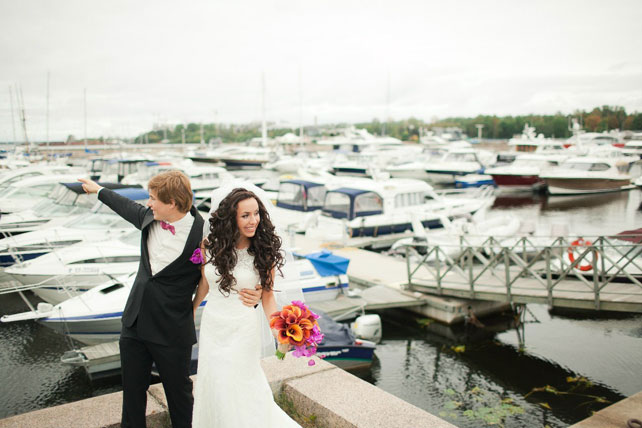 Свадьба в оранжевом цвете, жених и невеста на причале с яхтами