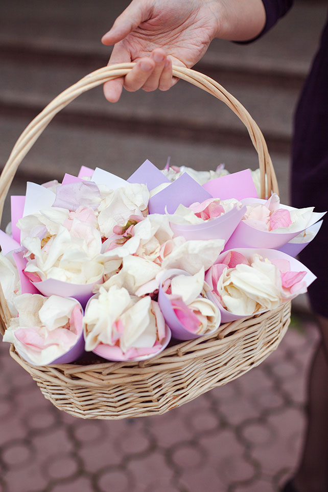 свадьба в пастельных тонах, лепестки для церемонии