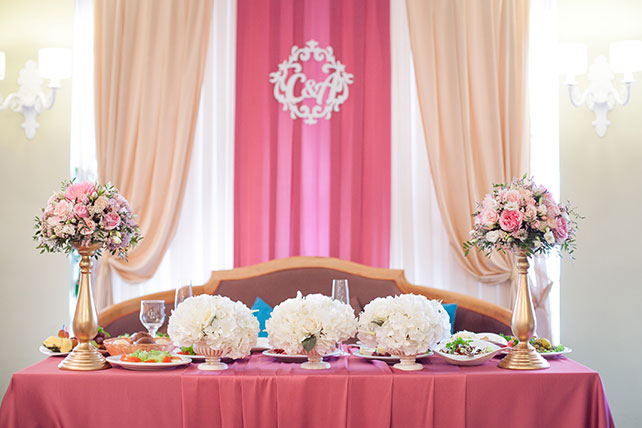 свадьба в пастельных тонах, стол молодоженов