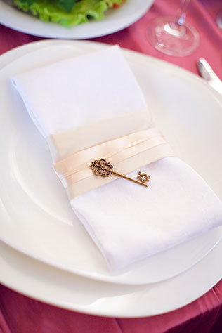 свадьба в пастельных тонах, декор салфеток ключик