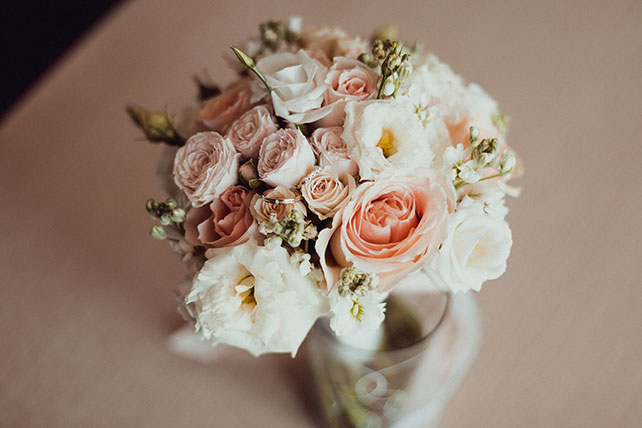 Персиковая свадьба в пастельных тонах, букет невесты, кольца