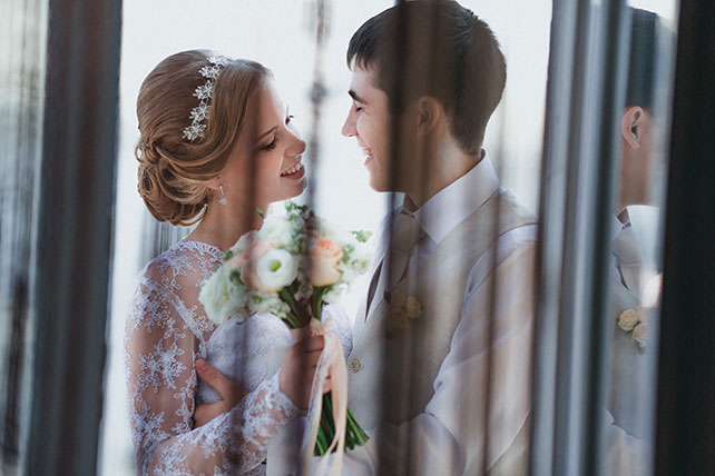 Персиковая свадьба в пастельных тонах, жених и невеста