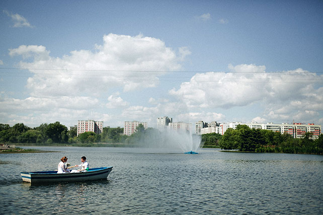 Персиковая свадьба в пастельных тонах, жених и невеста на лодке