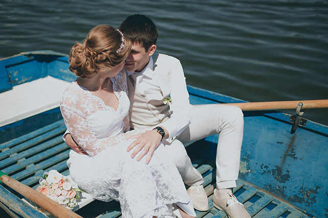 Персиковая свадьба в пастельных тонах, жених и невеста на лодке