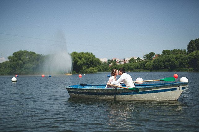 Персиковая свадьба в пастельных тонах, жених и невеста на лодке