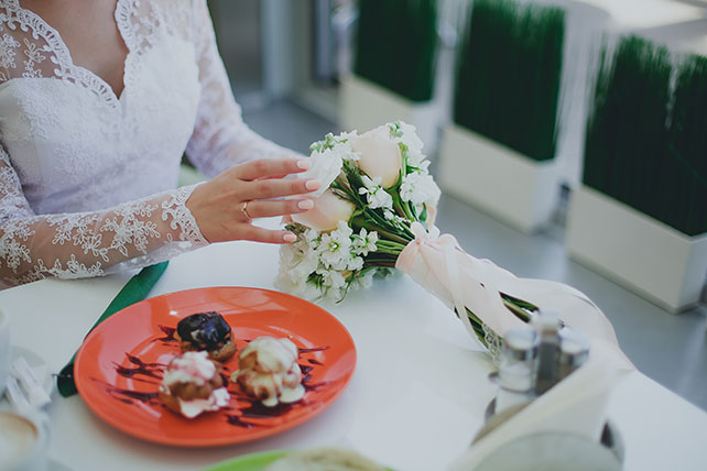 Персиковая свадьба в пастельных тонах, маникюр невесты