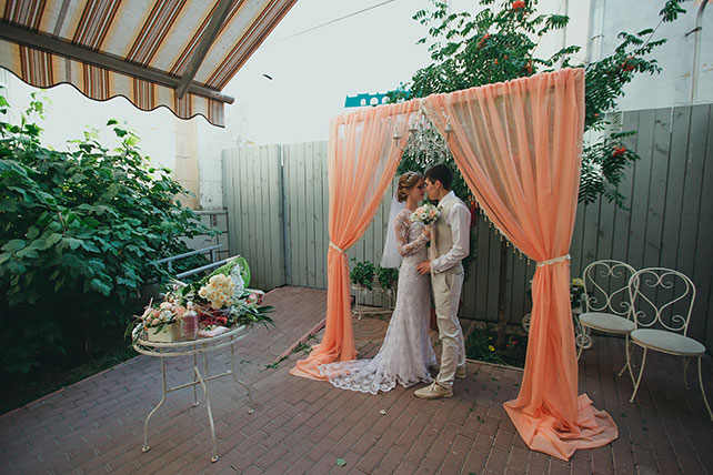 Персиковая свадьба в пастельных тонах, жених и невеста, свадебная арка