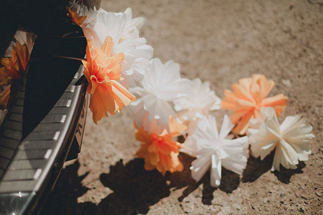 Персиковая свадьба в пастельных тонах, декор автомобиля помпонами