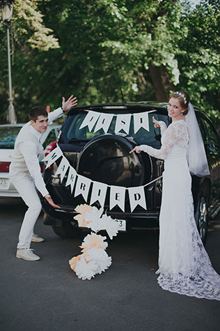 Персиковая свадьба в пастельных тонах, декор автомобиля флажками и помпонами