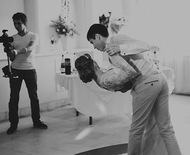 Персиковая свадьба в пастельных тонах, танец молодоженов